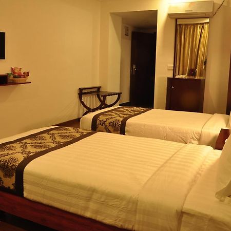 Grand Clarks Inn Badami Esterno foto