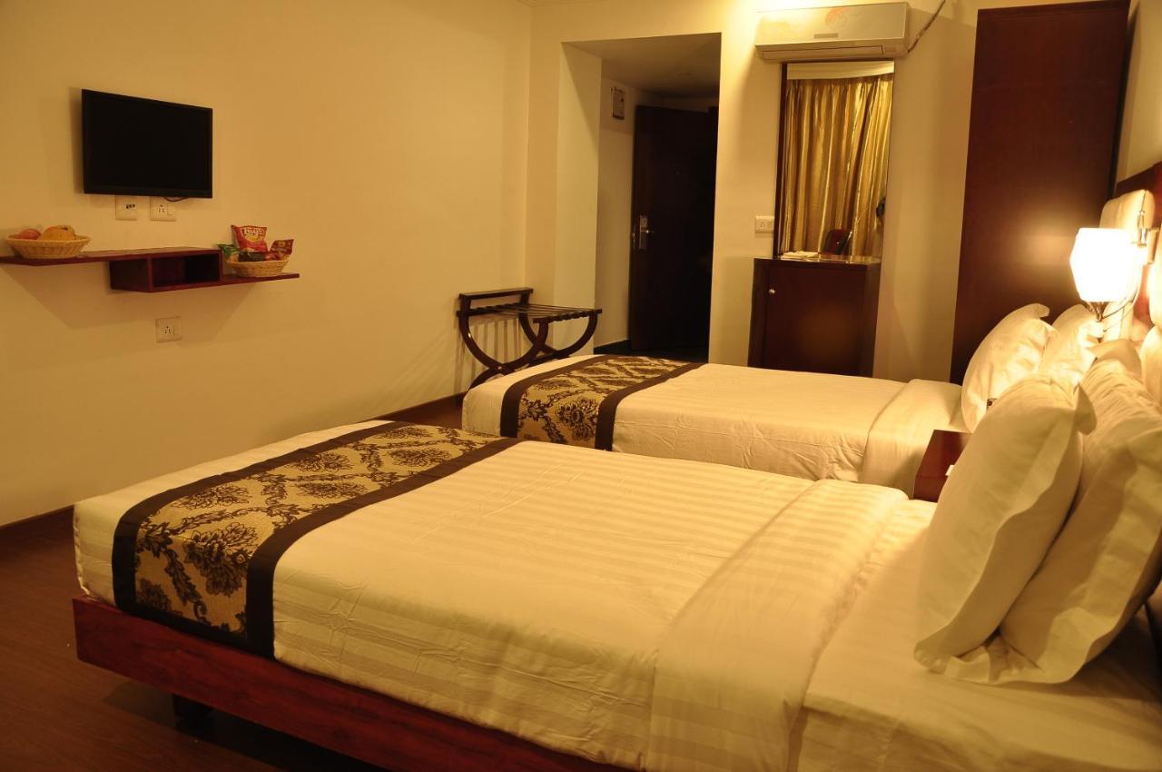 Grand Clarks Inn Badami Esterno foto
