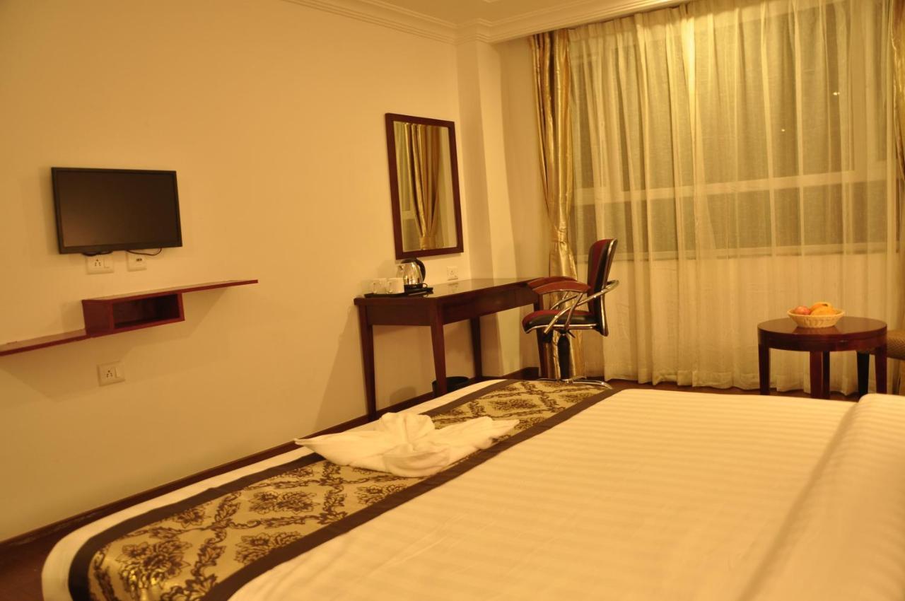 Grand Clarks Inn Badami Esterno foto