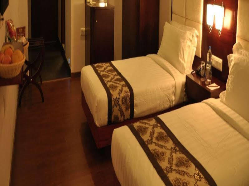 Grand Clarks Inn Badami Esterno foto