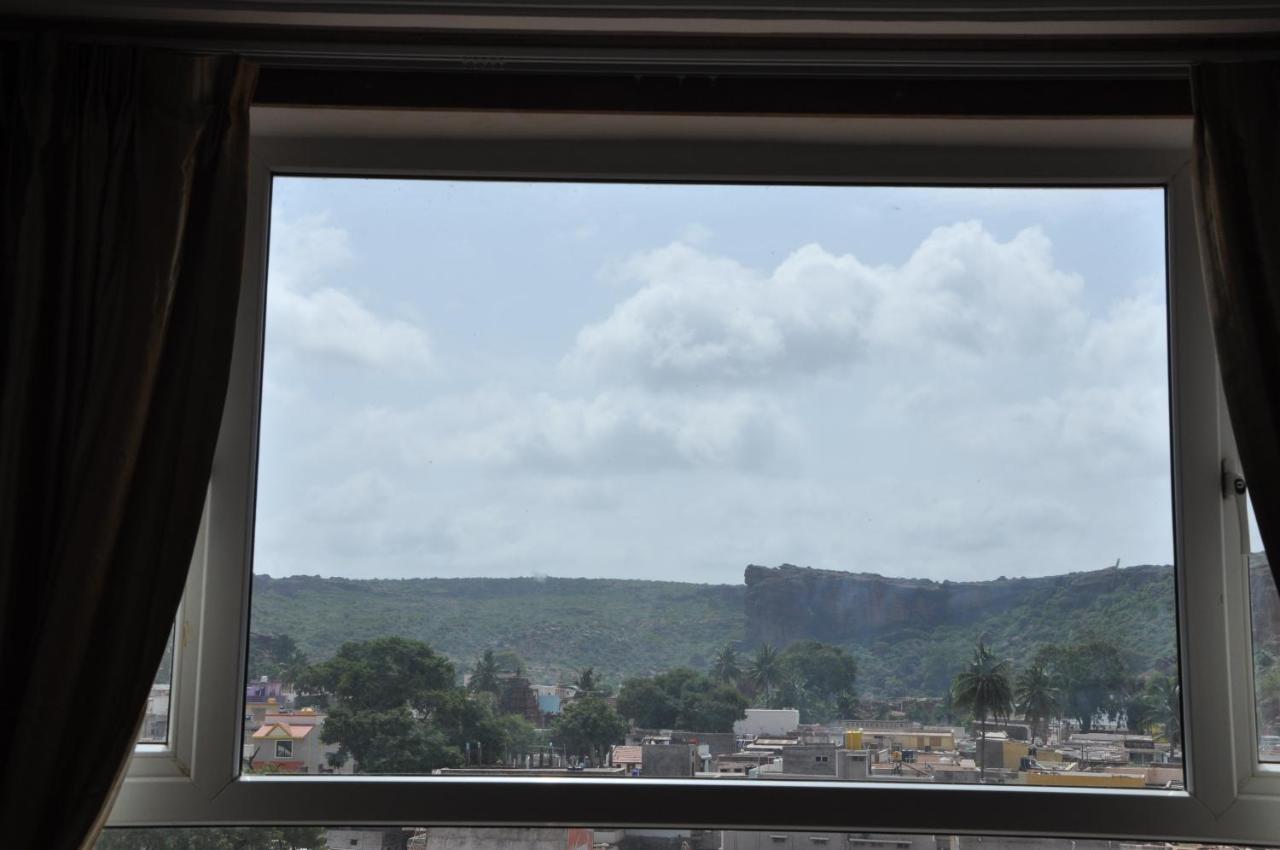 Grand Clarks Inn Badami Esterno foto