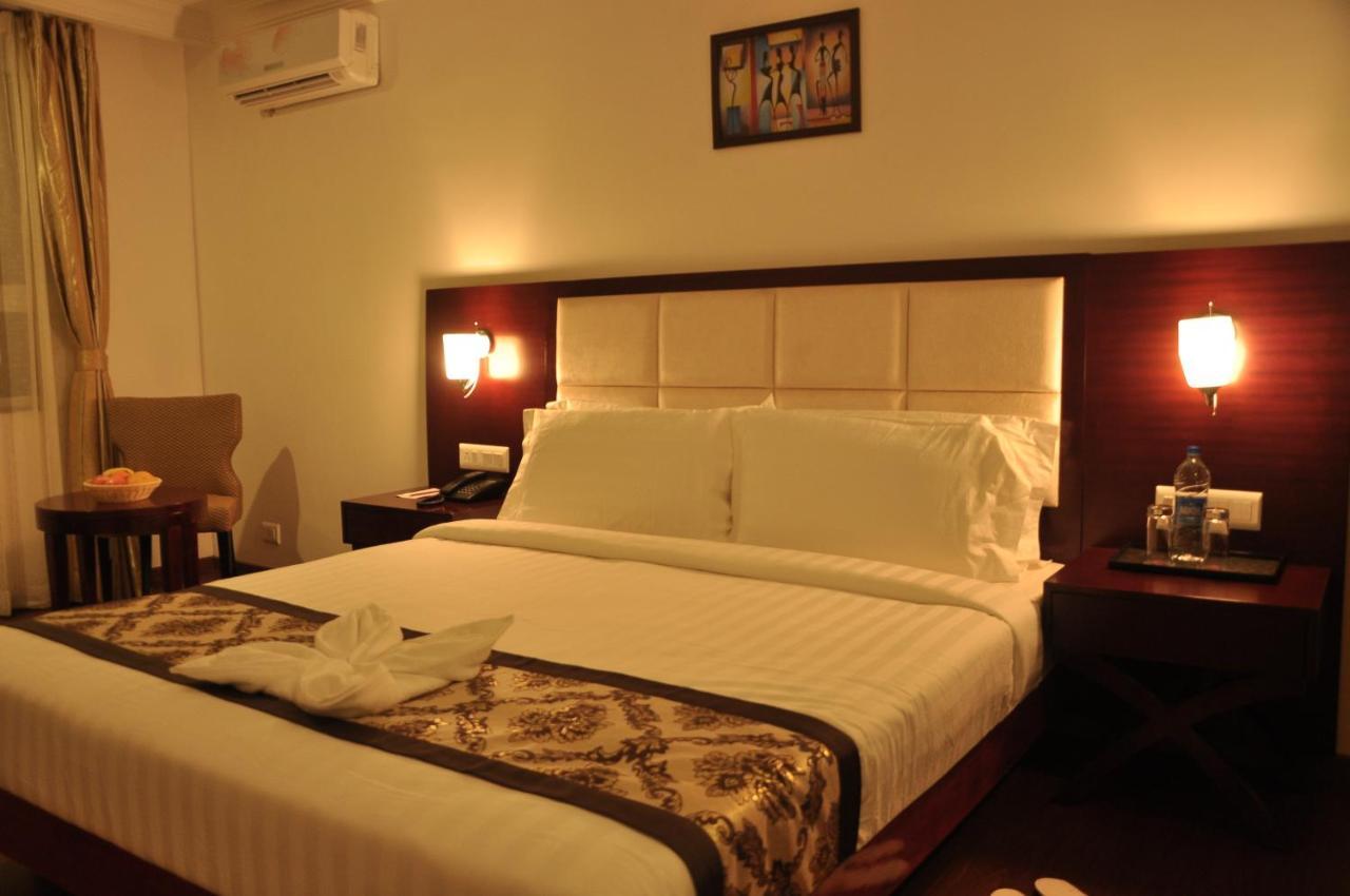 Grand Clarks Inn Badami Esterno foto