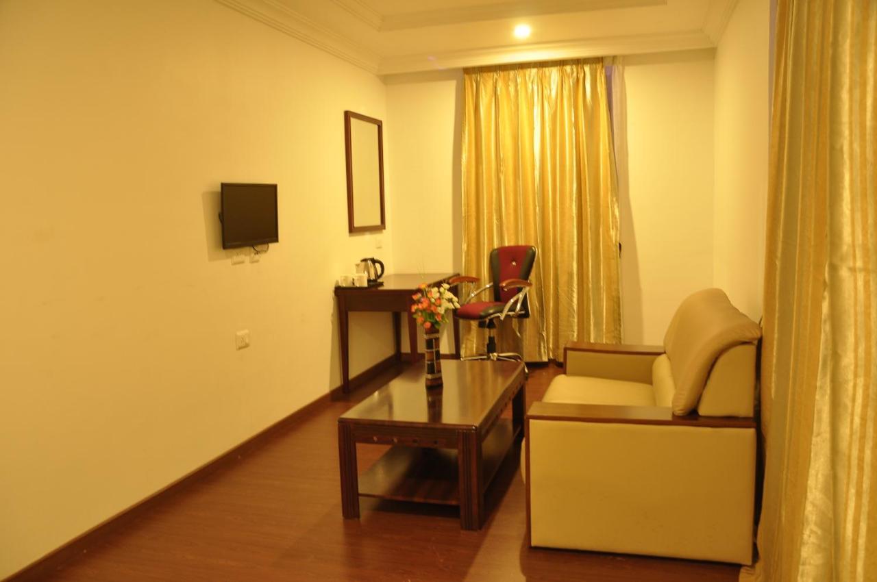 Grand Clarks Inn Badami Esterno foto