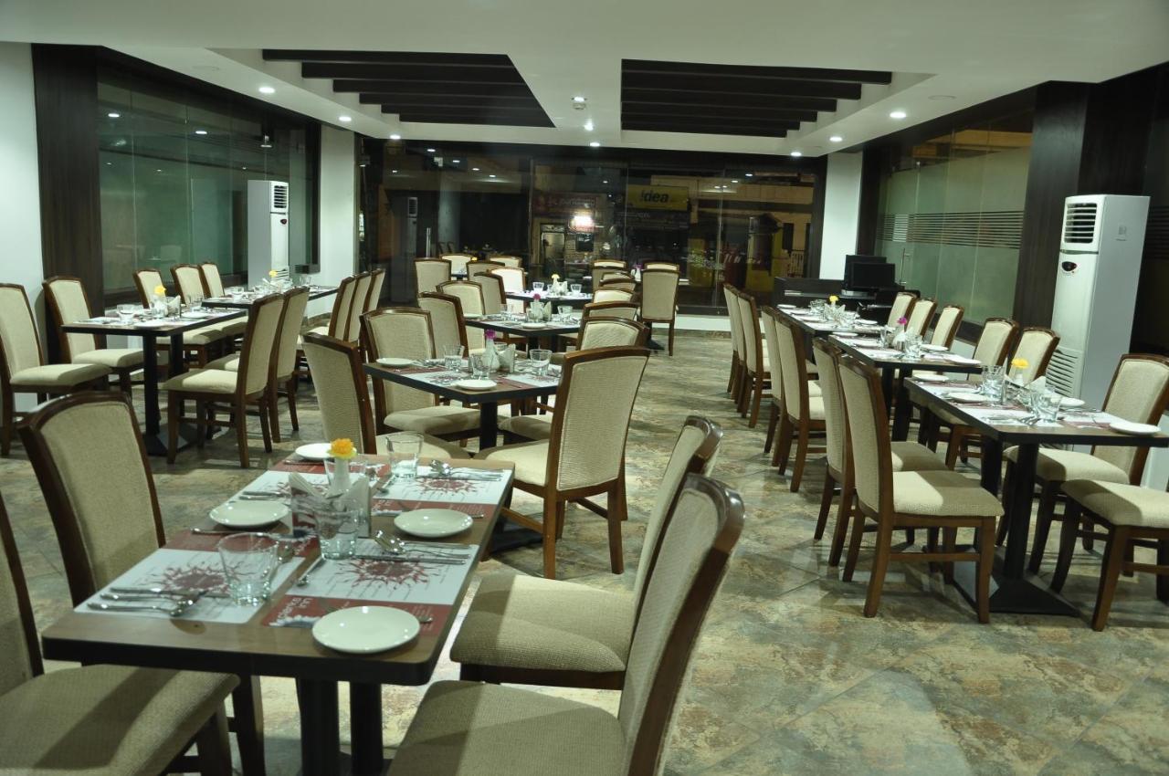 Grand Clarks Inn Badami Esterno foto