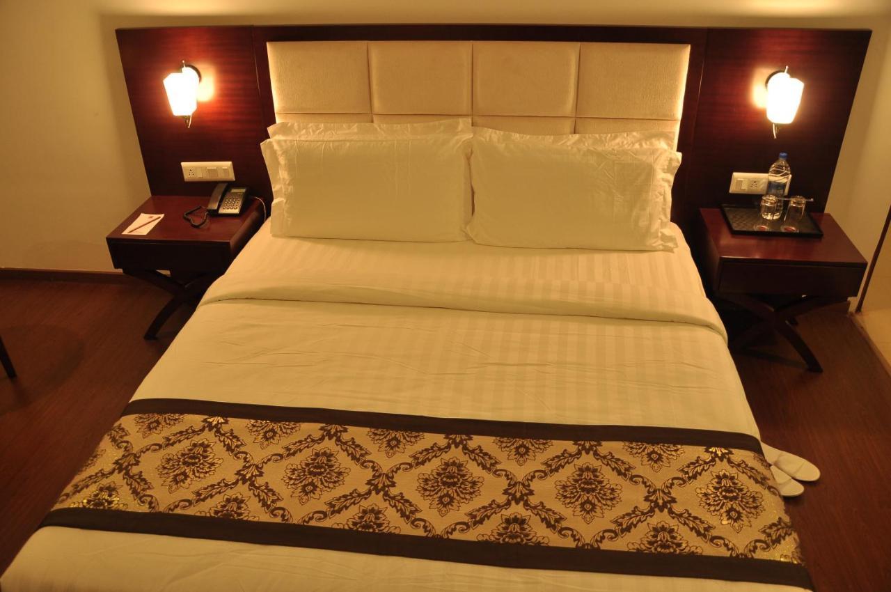 Grand Clarks Inn Badami Esterno foto