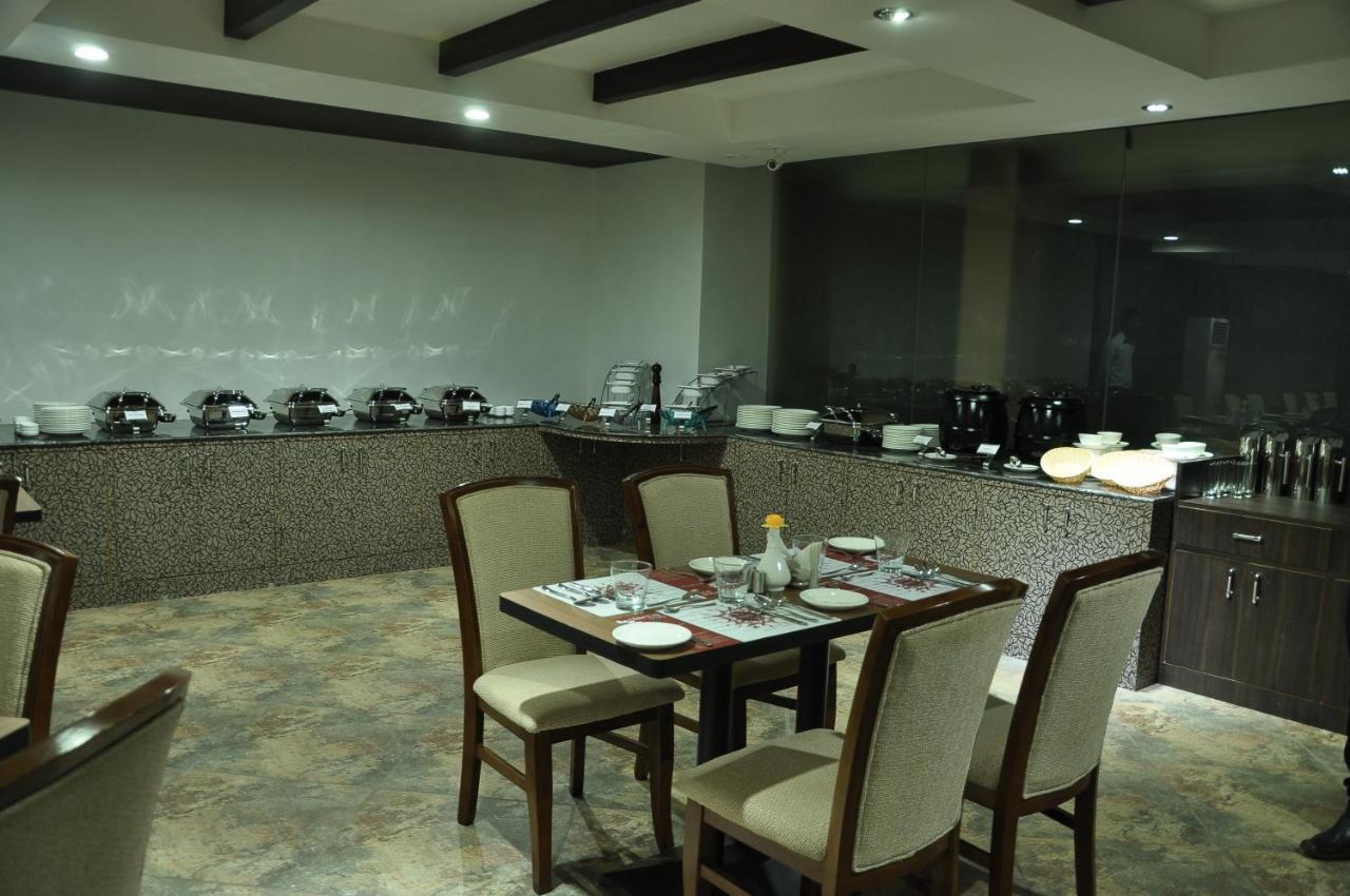 Grand Clarks Inn Badami Esterno foto