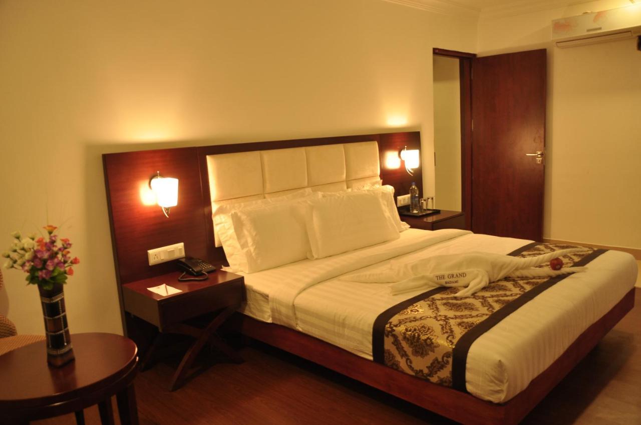 Grand Clarks Inn Badami Esterno foto
