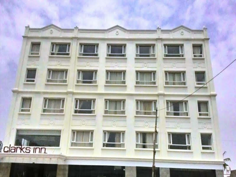 Grand Clarks Inn Badami Esterno foto